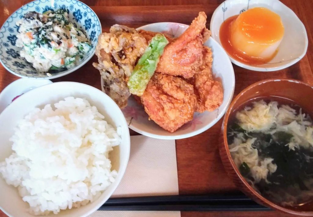 Deep-fried chicken lunch set for 900 yen (left), Photo by Hana, in Kurashiki